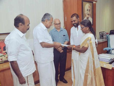 தெய்வத்துடன் போய் கேரள முதல்வரிடம் ரூ. 1 கோடி அளித்த ராகவா லாரன்ஸ்