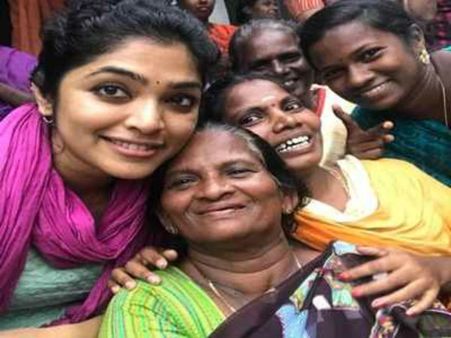 கேரளாவில் முகாம்களில் இருக்கும் மக்களை ஆடிப்பாடி மகிழ்வித்த நடிகைகள்