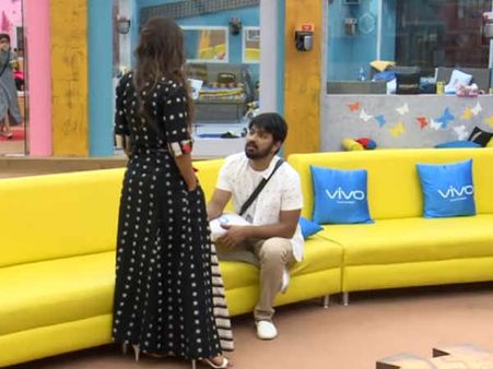 நேற்று மகத்-யாஷிகா பேசியதை கேட்டால் காரித் துப்புவது போல் இருக்கு பாஸ்