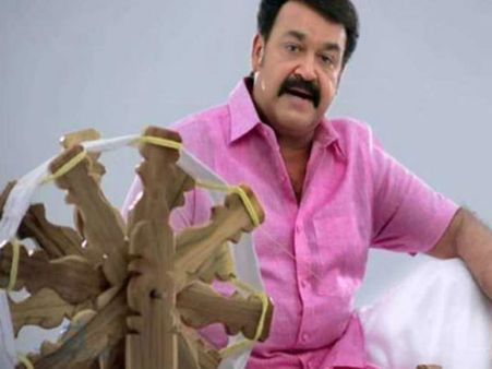 ‘கை ராட்டை’யைச் சுற்றியதால் சர்ச்சை... பிரபல நடிகருக்கு நோட்டீஸ்