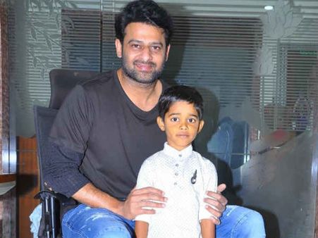 மருத்துவமனையில் இருந்து ஆசையை தெரிவித்த சிறுவன்: ஓடோடி வந்த பிரபாஸ்