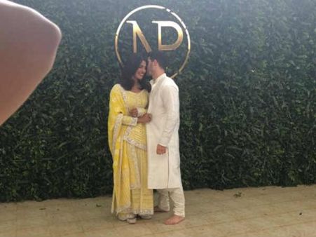 பிரியங்கா சோப்ரா நிச்சயதார்த்த பார்ட்டி! டின்னரில் என்னென்ன ஸ்பெஷல்?