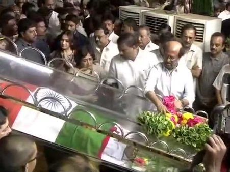 கருணாநிதியின் உடலுக்கு குடும்பத்துடன் அஞ்சலி செலுத்திய ரஜினி