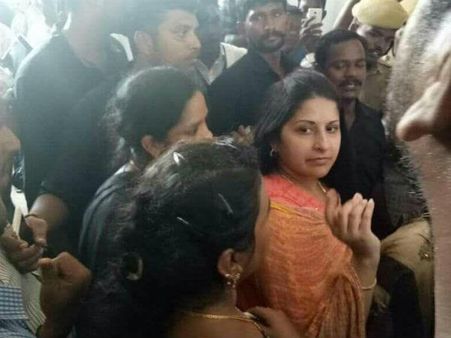 கணவர் விஜய் சார்பில் கருணாநிதிக்கு அஞ்சலி செலுத்திய சங்கீதா