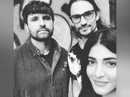 “தமிழகத்தில் என்ன நடக்கிறது எனத் தெரியாதா?”.. ஸ்ருதியின் ’ஹேப்பி’ பதிவால் ரசிகர்கள் கோபம்!