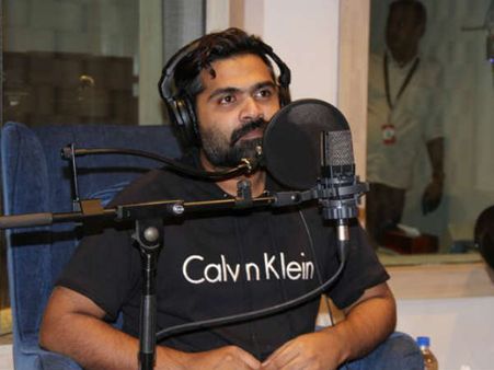 பாத்ரூமில் இருந்து கொண்டு அடம் பிடித்த சிம்புவா இது?: வியக்கும் கோலிவுட்