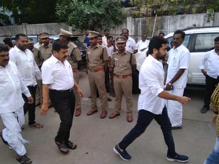 கருணாநிதியின் உடலுக்கு சிவக்குமார், சூர்யா அஞ்சலி