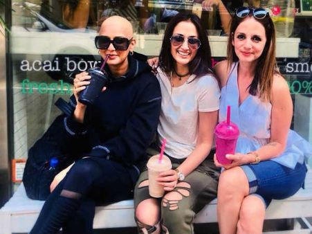 புற்றுநோய் சிகிச்சையால் மொட்டை அடித்த நடிகை சோனாலி: ரசிகர்கள் அதிர்ச்சி