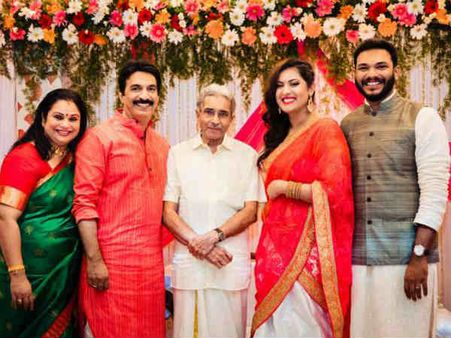 மகனின் திருமண செலவுக்கான பணத்தை கேரள நிவாரண நிதிக்கு அளிக்கும் பாடகர்