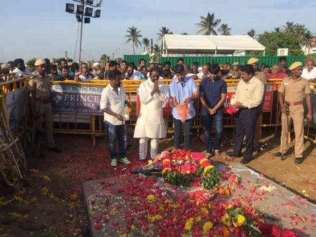 கருணாநிதி நினைவிடத்தில் இருமகன்களுடன் வைரமுத்து மலர்தூவி மரியாதை!