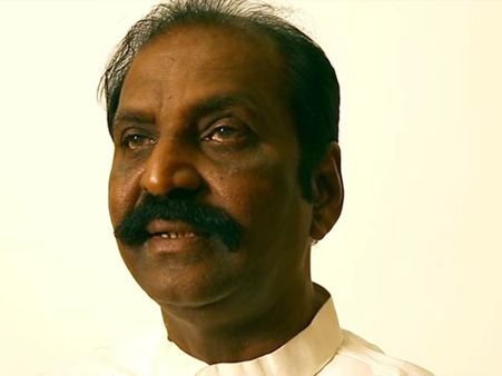 கருணாநிதியின் உடலை பார்த்ததும் துக்கம் தாங்காமல் கதறி அழுத வைரமுத்து