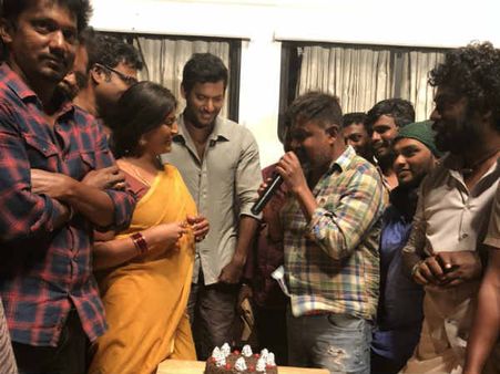 என்சாய்: விஷாலை வாழ்த்திய வரலட்சுமி