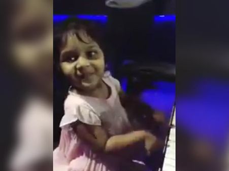 என்ன அழகு…! கீபோர்டு வாசிக்கும் யுவன் ஷங்கர் ராஜாவின் ஜூனியர்…!