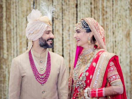 படுக்கையில் கணவர் எப்படி?: பப்ளிக்கா சொன்ன நடிகை