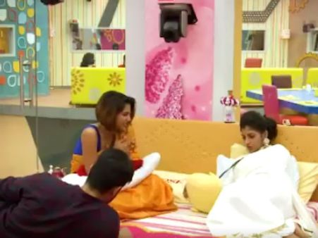 பழைய நினைப்பில் ஒரே பெட்டில் படுத்து புறம் பேசிய மகத், யாஷிகா, ஐஸ்வர்யா