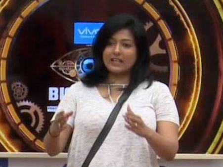 திரும்பவும் பிக் பாஸ் வீட்டிற்கு வந்து அசிங்கப்பட்ட காயத்ரி!