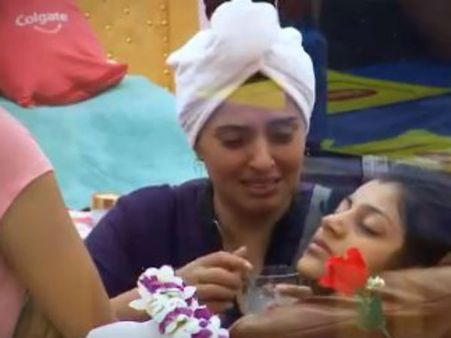 யாஷிகாவை 4 பேர் சேர்ந்து தூக்கிட்டு போறாங்க: அய்யய்யோ என்னாச்சு?