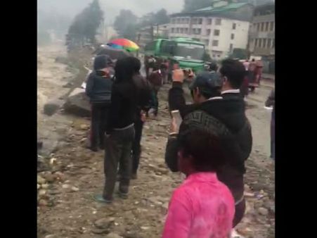 குலு, மணாலியில் வெள்ளம், நிலச்சரிவில் சிக்கிய கார்த்தி: உயிர் போய் வந்ததாக உருக்கம்