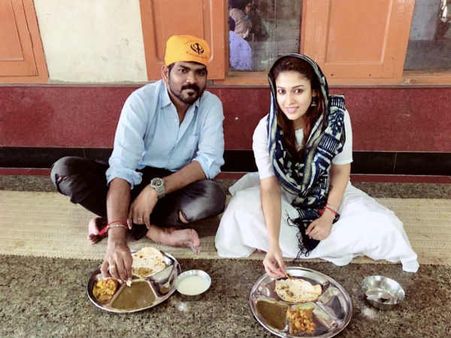 பொற்கோவிலில் விக்கியுடன் சேர்ந்து தரையில் அமர்ந்து சாப்பிட்ட நயன்: அடுத்து கல்யாண சாப்பாடா?