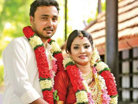 ஷூட்டிங்கின்போது காதல், பட ரிலீஸுக்கு முன்பே ஹீரோயினை மணந்த இயக்குனர்