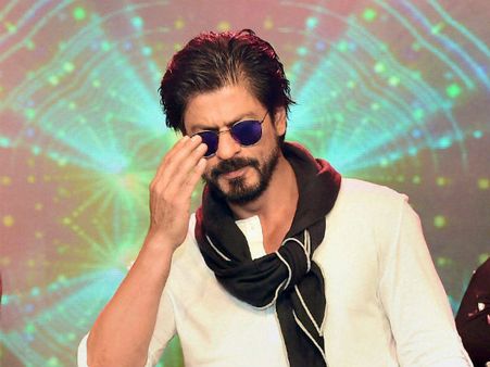 நீங்கள்லாம் ஒரு முஸ்லீமா, வெட்கமாக இல்ல?: ஷாருக்கானை விளாசிய நெட்டிசன்கள்