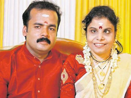 பாடகி விஜயலட்சுமிக்கு நிச்சயதார்த்தம் முடிந்தது: அடுத்த மாதம் திருமணம்