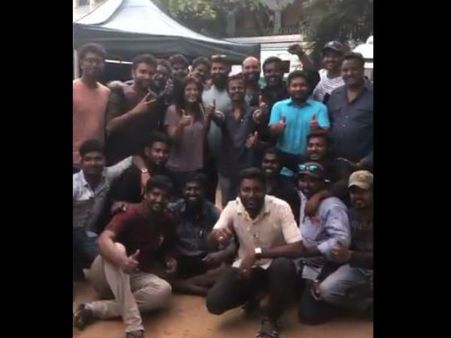 தீபாவளி வரைக்கும் வெயிட் பண்ண முடியாது, பட்டாச ரெடி பண்ணுங்க: துடிக்கும் வரலட்சுமி