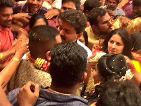 என்னது…? திருமண விழாவில் தளபதி விஜய் தாக்கப்பட்டாரா..?