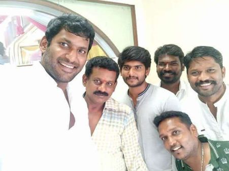 விஷால் நினைத்திருந்தால் என் மகனை காப்பாற்றி இருக்கலாம்: கார் டிரைவர் தந்தை கண்ணீர்