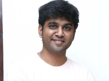 அப்பா வைரமுத்து மீது பாலியல் புகார்: சின்மயிக்கு பதில் அளித்த மகன் கபிலன்