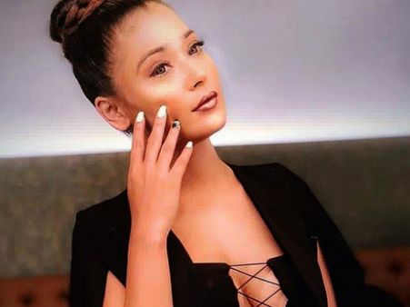 எதுக்கு டிரஸ் போடுகிறோம் என்பது மறந்துவிட்டதா?: நடிகையை விளாசிய நெட்டிசன்கள்