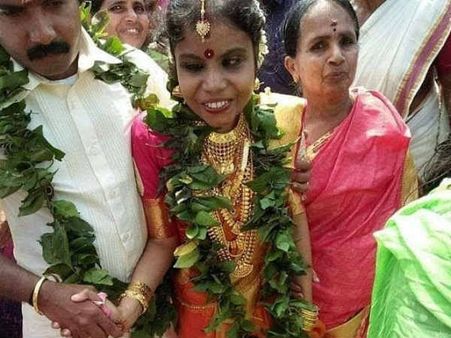 பெற்றோர் ஆசியுடன் மிமிக்ரி கலைஞரை மணந்த வைக்கம் விஜயலட்சுமி