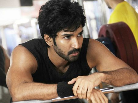 தல எனக்கு பிடித்தவர்களில் ஒருவர் இல்லை என்ற ஆதியை கொண்டாடும் அஜித் ரசிகர்கள்