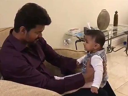 குழந்தையை கொஞ்சி மகிழும் விஜய்... வைரலாக பரவும் க்யூட் வீடியோ!