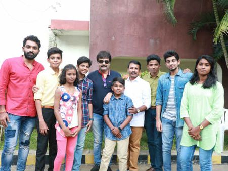 டிக்கெட் விலையில் ரூ.15 தள்ளுபடி.... பள்ளி பள்ளியாகச் சென்று டோக்கன் தரும் 'எழுமின் ' படக்குழு!