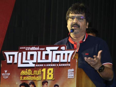 'இந்த' இரு பெரிய ராட்சச வண்டிகளுக்கு நடுவில் சிக்கியுள்ளேன் : விவேக் கவலை!