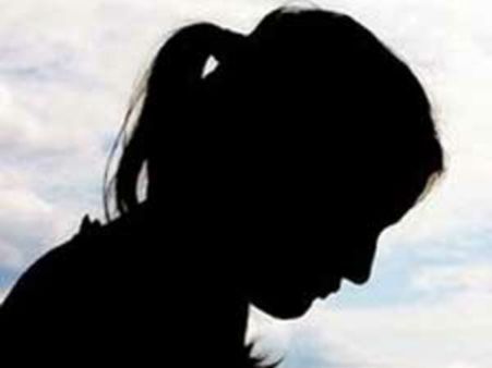 ஓடவோ, ஒளியவோ முடியவில்லை: பாலியல் புகார் தெரிவிக்கும் பெண்களை துரத்தும் 2 கேள்விகள்