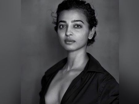 என்னம்மா இப்படி கவர்ச்சி காட்டுறீங்களேம்மா: ராதிகா ஆப்தே போட்டோவை பார்த்து ரசிகர்கள் அதிர்ச்சி