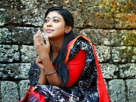 நைசா என் படுக்கையில் வந்து படுத்தார்: பிரபல நடிகர் மீது நடிகை புகார்