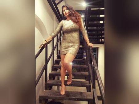 கல்யாணம் ஆகியும் கவர்ச்சியைக் கைவிடாத நமிதா: இந்தியாவின் கிம் கர்தாஷியன்