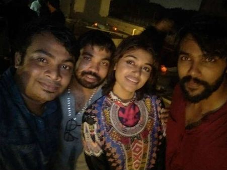 தோழி ஓவியாவுடன் பிறந்தநாளை கொண்டாடிய ஆரவ்