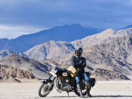 இமயமலை...4 டிகிரி குளிர்... உயரமான மலைப்பாதை... பைக் ஓட்டி சாகசம் செய்த கிஷோர்..!