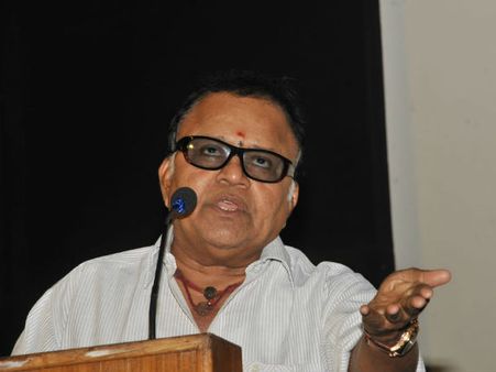 'சின்மயி ஒரு குழந்தை... அவரை யாரோ தூண்டிவிடுகிறார்கள்'... ராதாரவி பரபரப்பு பேச்சு!