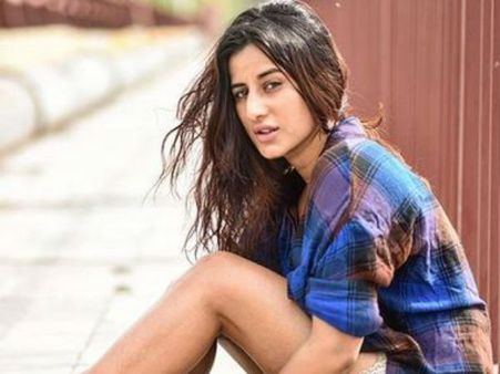 பேண்ட்டை கழற்றி காண்பித்தார், டார்ச்சர் செய்தார்: இயக்குனர் மீது நடிகை புகார்