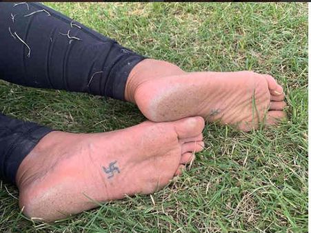 உள்ளங்காலில் ஸ்வஸ்திக் பச்சை: நடிகையை கழுவிக் கழுவி ஊற்றும் நெட்டிசன்ஸ்