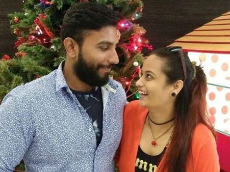 சிவாஜி பேரனை 12 வருடமாக காதலிக்கும் சுஜா வருணி