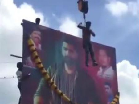 கிரேனில் தொங்கிக் கொண்டே சிம்புவின் கட்அவுட்டுக்கு பாலாபிஷேகம் செய்த ரசிகர்: வீடியோ இதோ