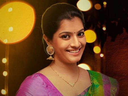 என்னைப் பார்த்து கல்லூரி மாணவி என்றார் ராஜ்கிரண்: வரலட்சுமி