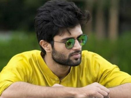 முதல்வர் ஹெலிகாப்டரில் போகும்போது தரையில் விழுந்து வணங்குவது காமெடியாக இருக்கு: விஜய்