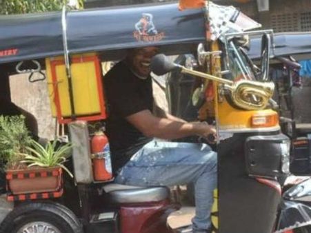 மும்பை ரோட்டில் ஆட்டோ ஓட்டிய நடிகர்: யார்னு தெரிந்தால் ஷாக் ஆகிடுவீங்க